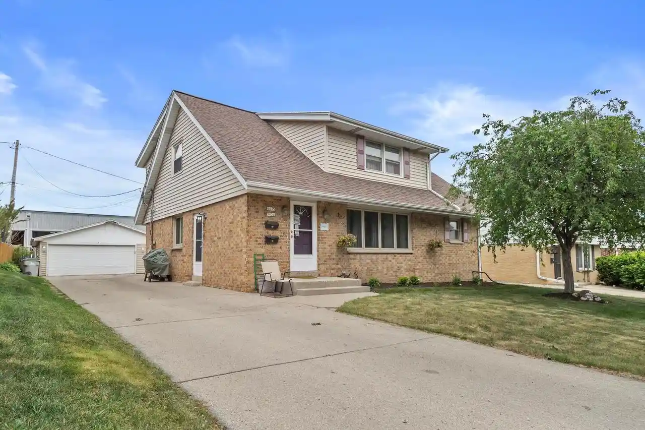 Homes for sale in Milwaukee, WI | 5031 S 26th Street Street #5033, Milwaukee, WI 53221 | MLS# 1966181