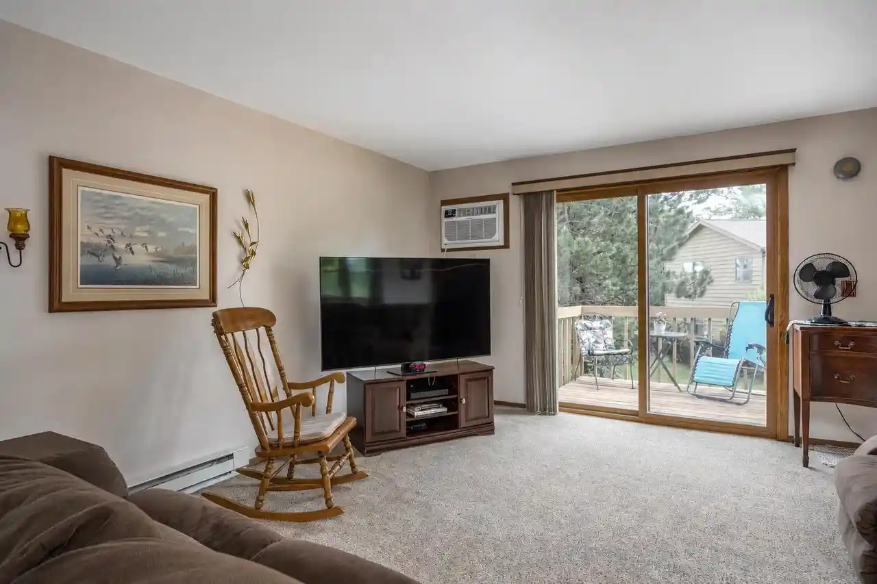 Homes for sale in Neenah, WI | 930 Manor Drive Drive, Neenah, WI 54956 | Houzeo