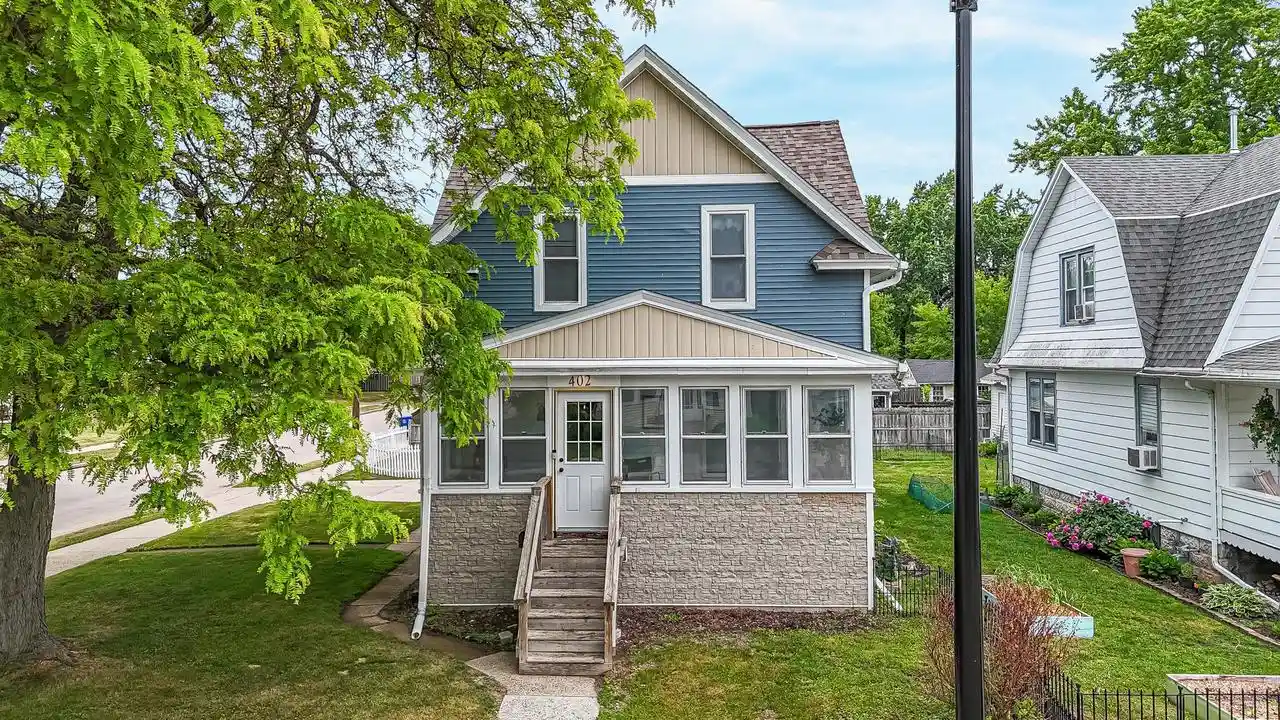 Homes for sale in Oshkosh, WI | 402 E Lincoln Avenue Avenue, Oshkosh, WI 54901 | MLS# 50326963