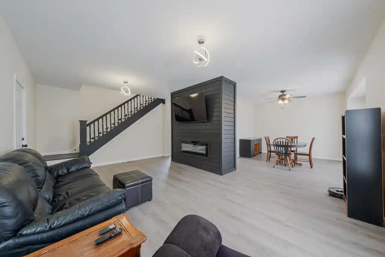 3rd image of 402 E Lincoln Avenue Avenue, Oshkosh, WI 54901 | MLS# 50326963