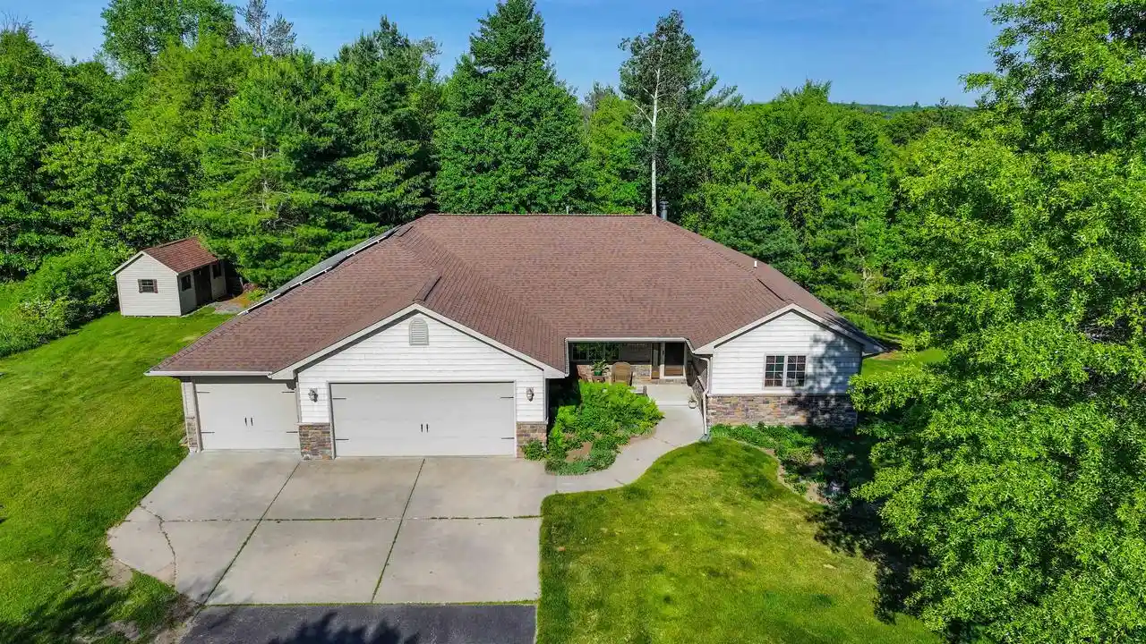 Homes for sale in Waupaca, WI | E3093 High Point Ridge Dr Dr, Waupaca, WI 54981 | MLS# 50327025
