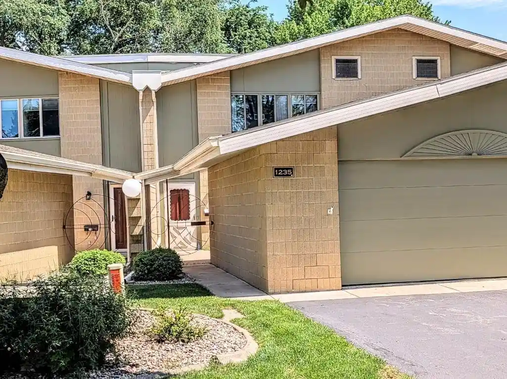 Homes for sale in Appleton, WI | 1235 W Nicolet Cercle, Appleton, WI 54914 | MLS# 50327024