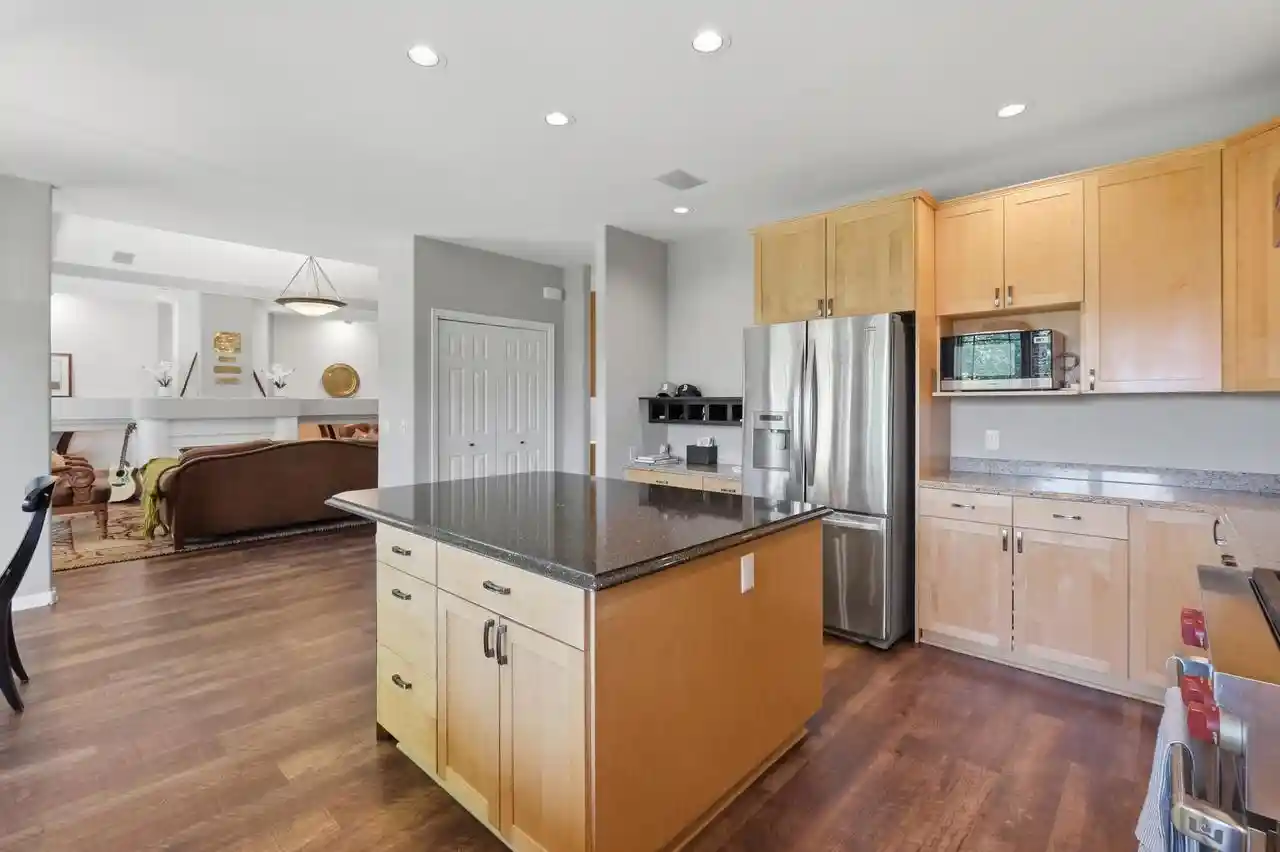 2nd image of 907 Cambridge Dr Dr, Janesville, WI 53548 | MLS# 2025370