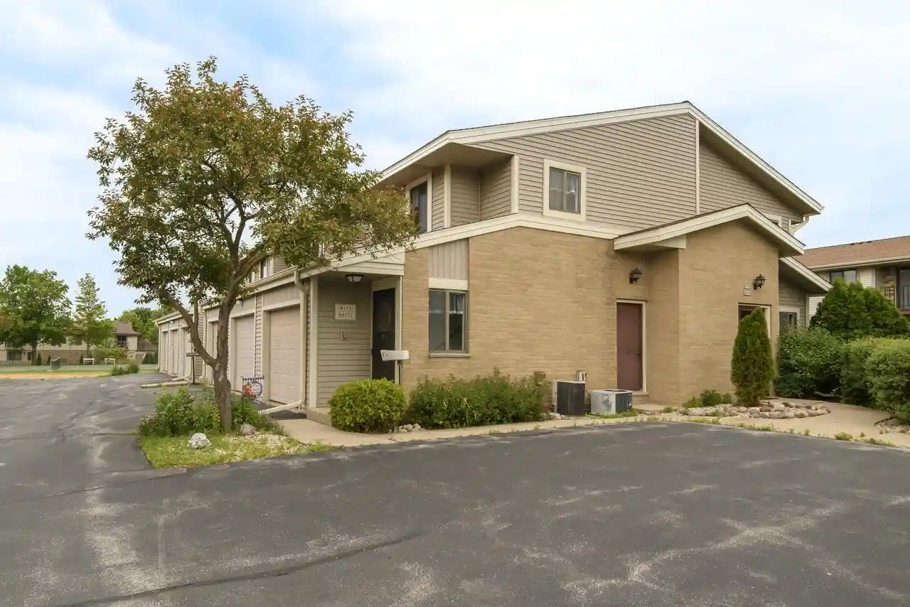 Homes for sale in Germantown, WI | W177n9769 Riversbend Circle E Circle E, Germantown, WI 53022 | MLS# 1966317