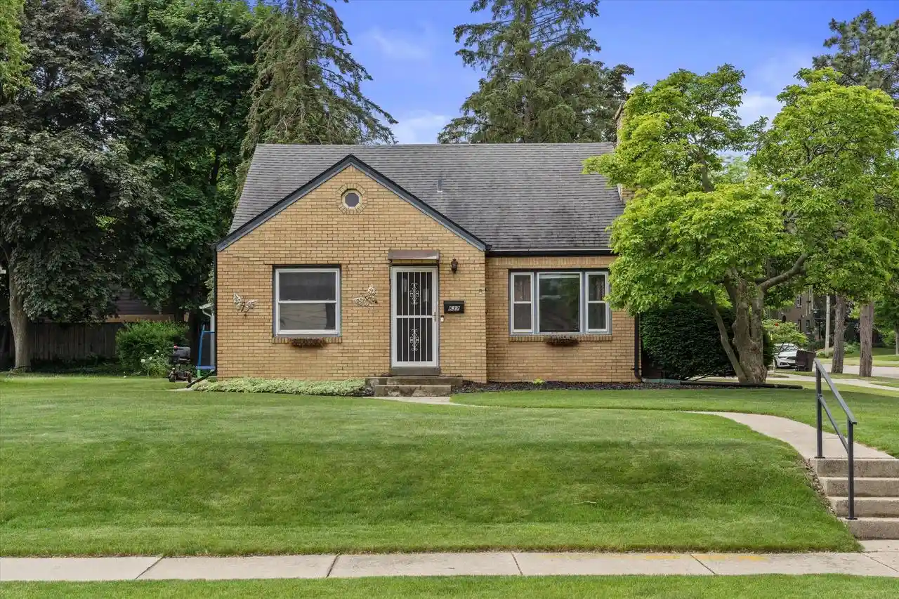 Homes for sale in South Milwaukee, WI | 637 Oak Street Street, South Milwaukee, WI 53172 | MLS# 1966389