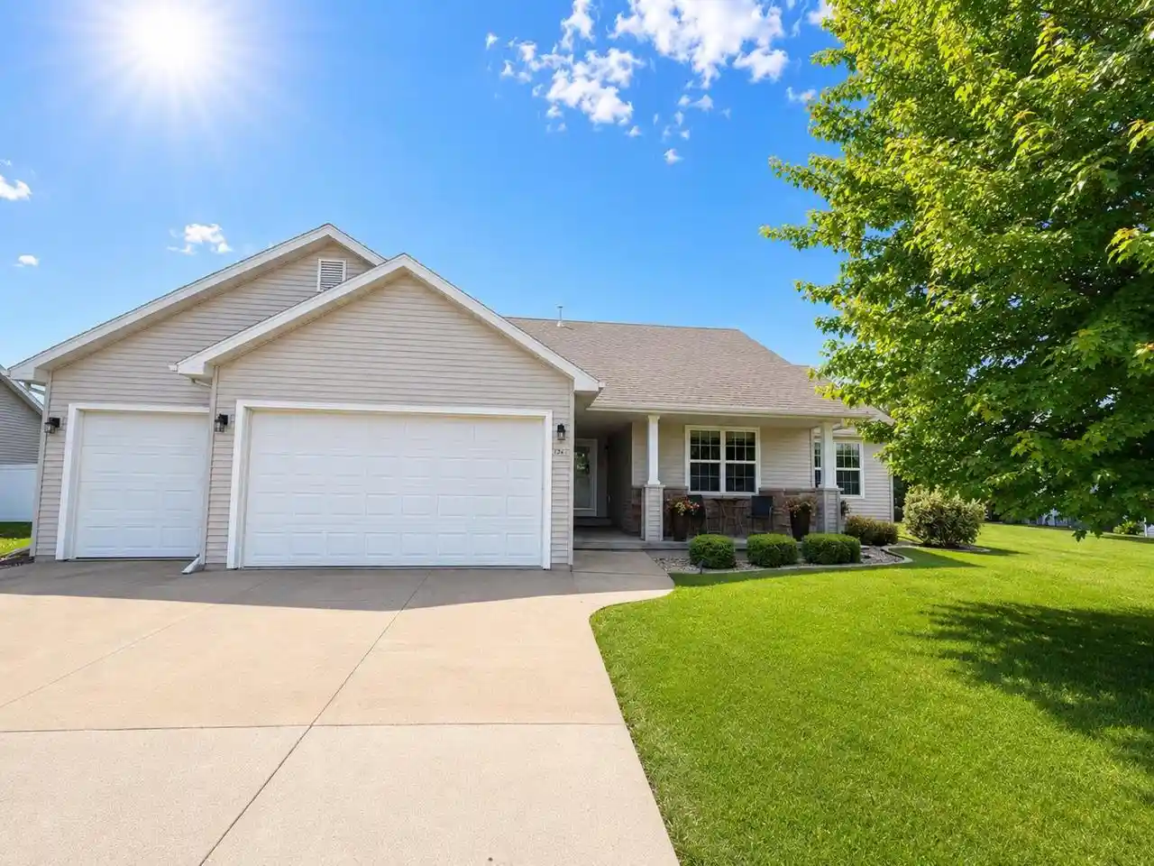 Homes for sale in Neenah, WI | 1578 Lone Oak Dr Dr, Neenah, WI 54956 | MLS# 50327098