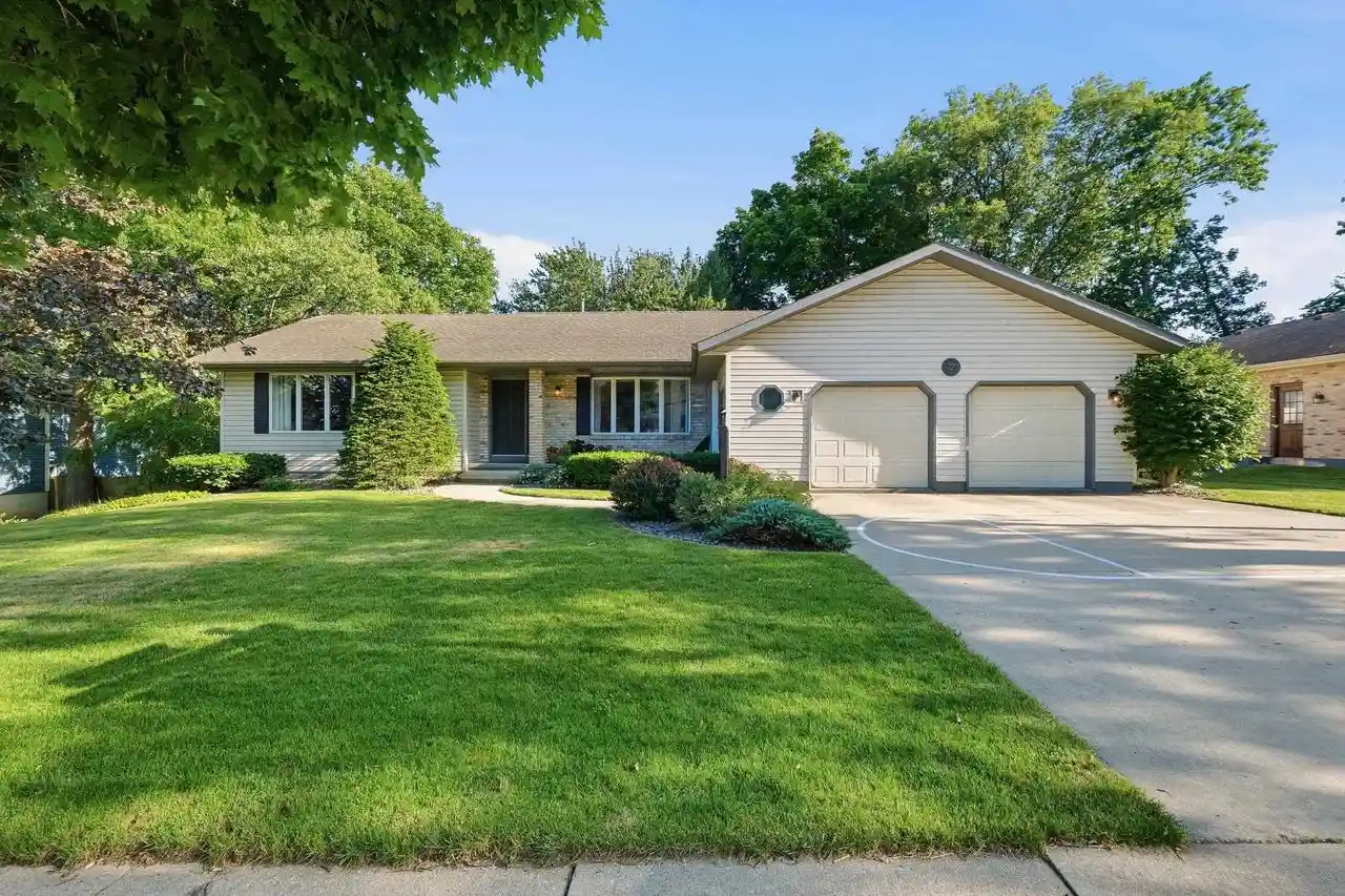 1st image of 423 Butternut Dr Dr, Oregon, WI 53575 | MLS# 2025495