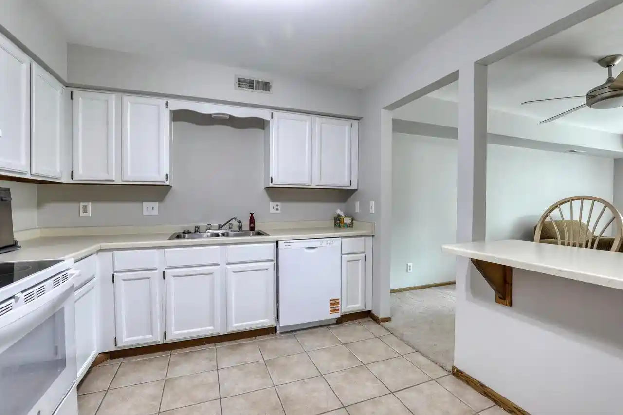 2nd image of 1360 Meadowcreek Dr Dr #F, Pewaukee, WI 53072 | MLS# 1966644