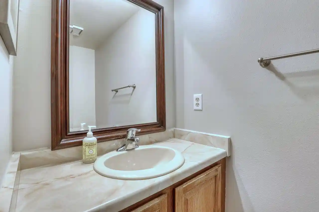 3rd image of 1360 Meadowcreek Dr Dr, Pewaukee, WI 53072