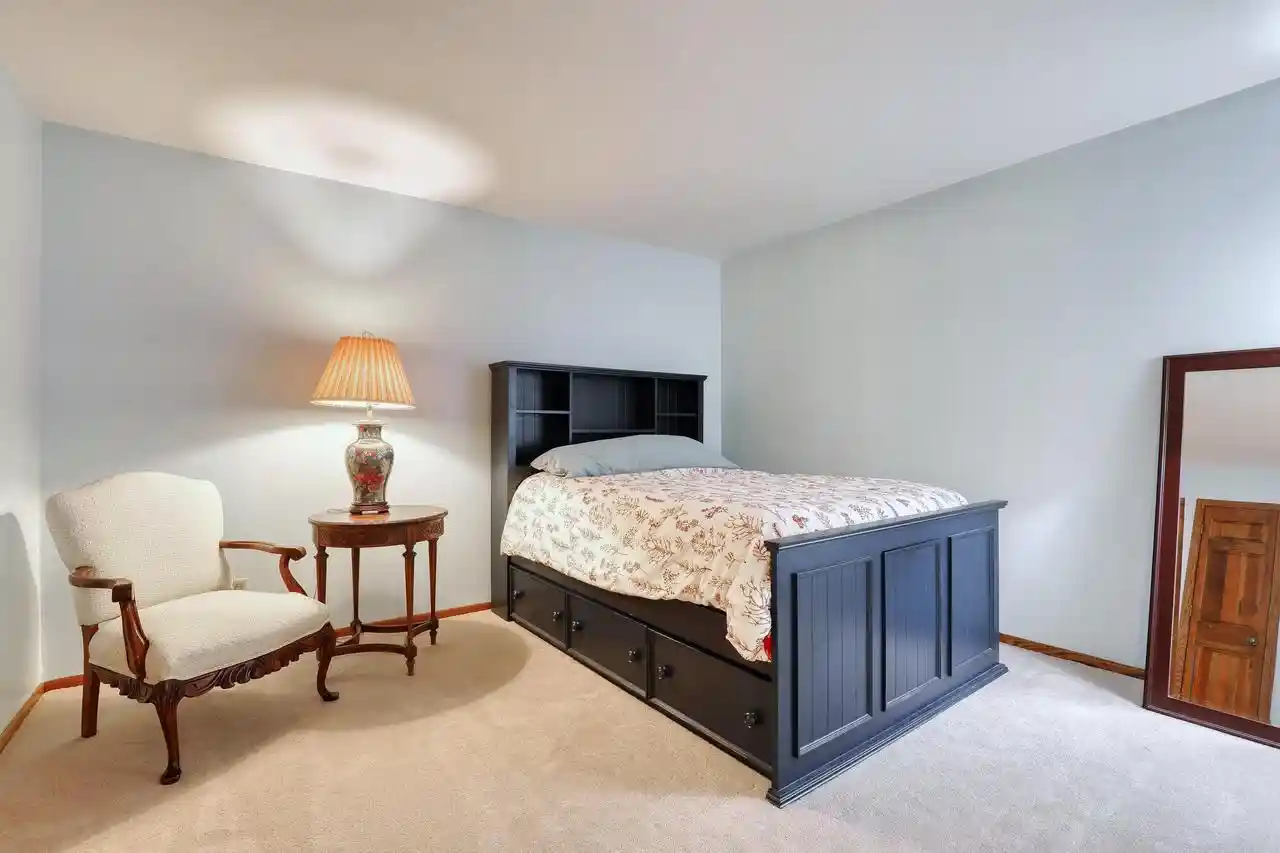 4th image of 1360 Meadowcreek Dr Dr, Pewaukee, WI 53072