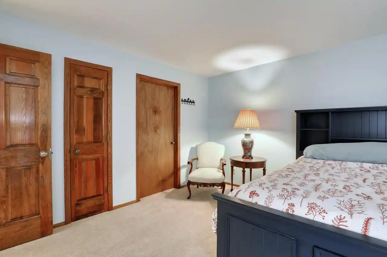 5th image of 1360 Meadowcreek Dr Dr, Pewaukee, WI 53072