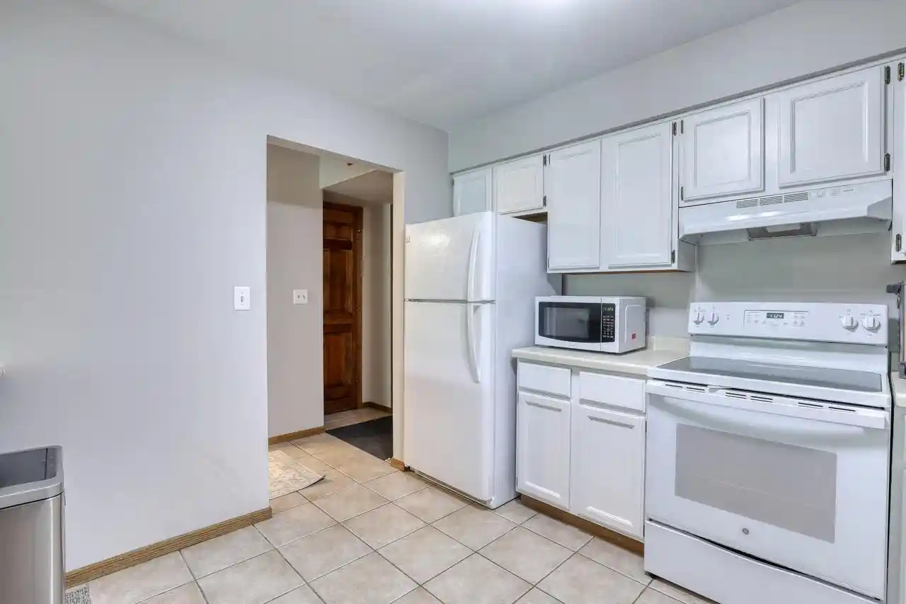 2nd image of 1360 Meadowcreek Dr Dr, Pewaukee, WI 53072