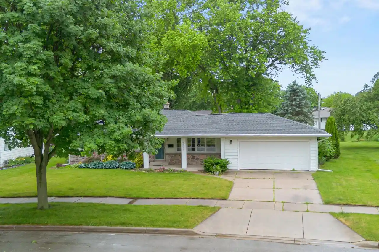 Homes for sale in Cedarburg, WI | N88w6311 Willowbrooke Dr Dr, Cedarburg, WI 53012 | MLS# 1966657