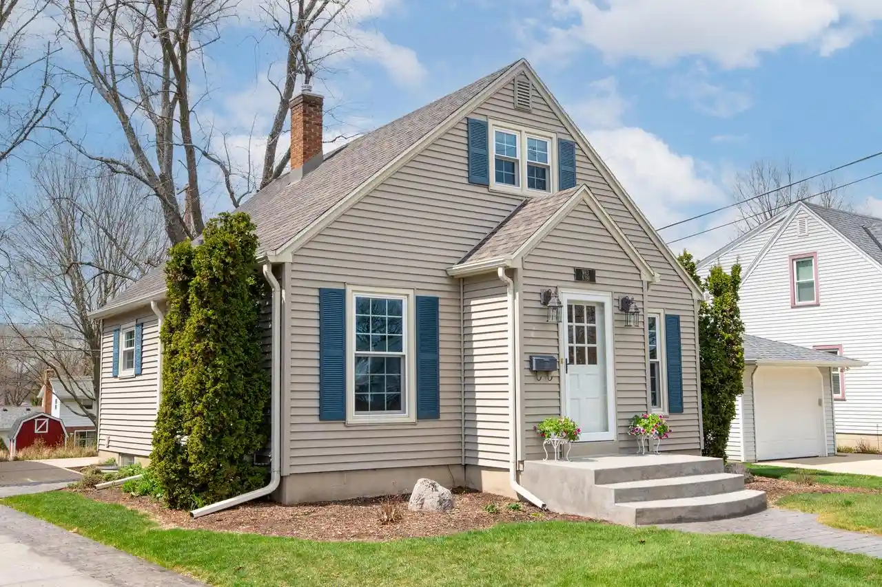 Homes for sale in Cedarburg, WI | W63n391 Hillcrest Avenue Avenue, Cedarburg, WI 53012 | MLS# 1966654