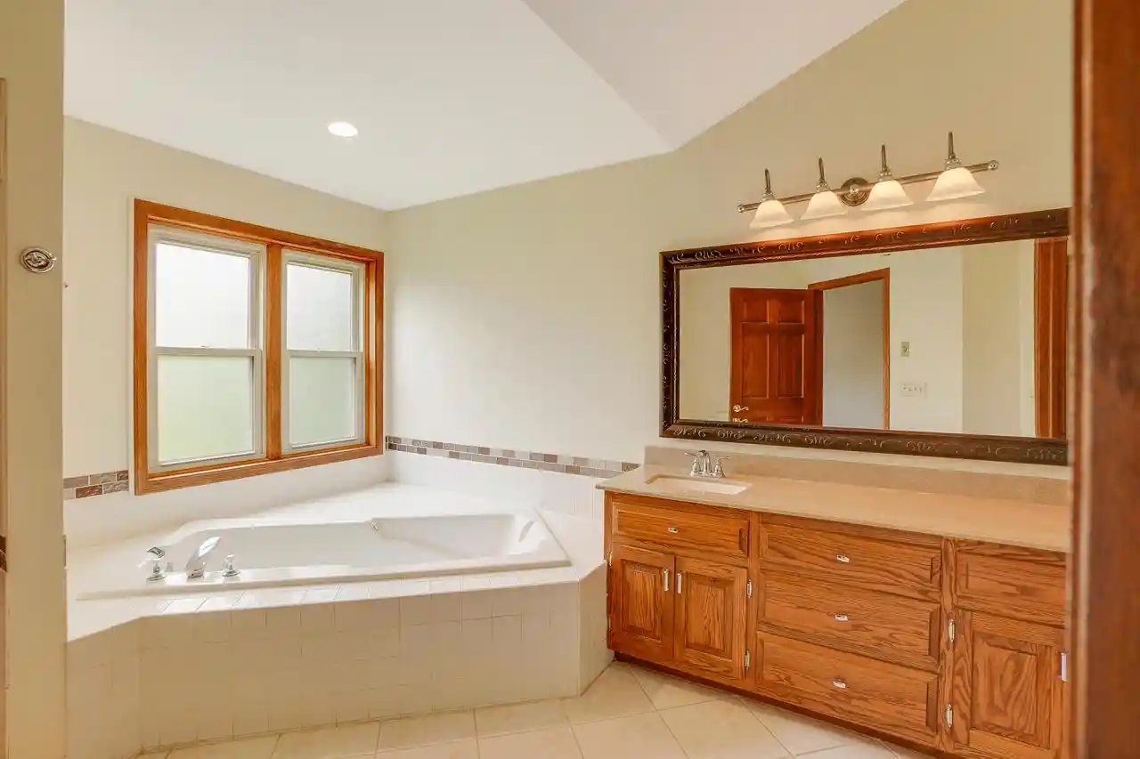 4th image of 940 Bartlett Dr Dr, Oconomowoc, WI 53066 | MLS# 1966689