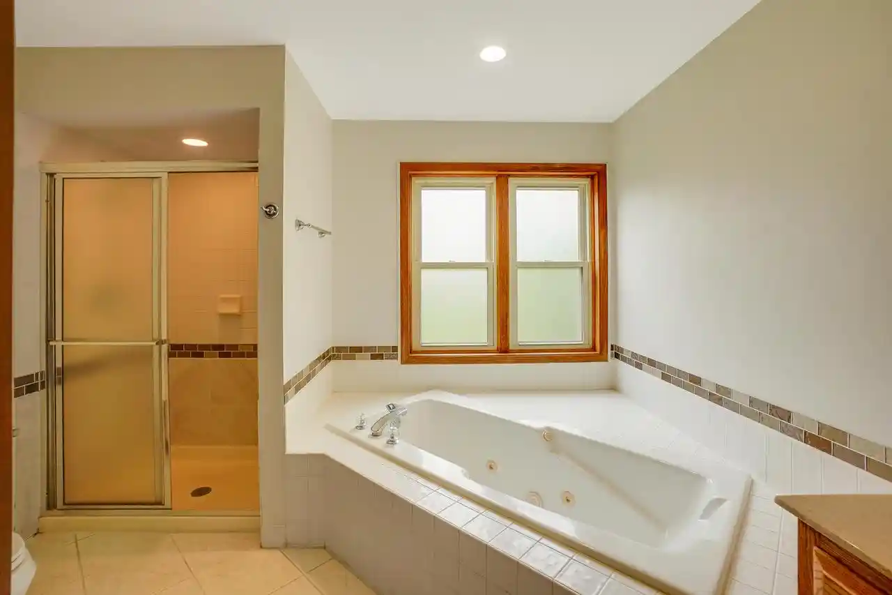 5th image of 940 Bartlett Dr Dr, Oconomowoc, WI 53066 | MLS# 1966689