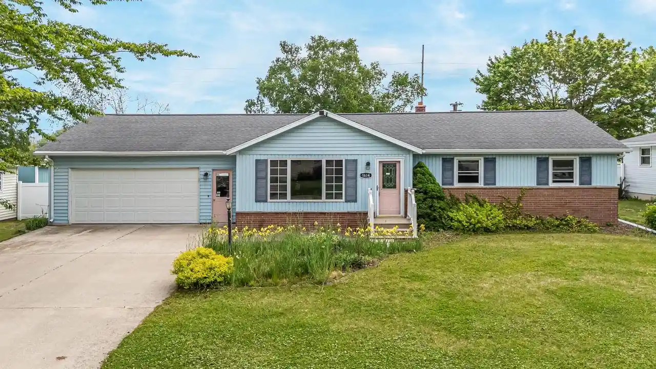 Homes for sale in Algoma, WI | 1614 Dawn Street Street, Algoma, WI 54201 | MLS# 50327256
