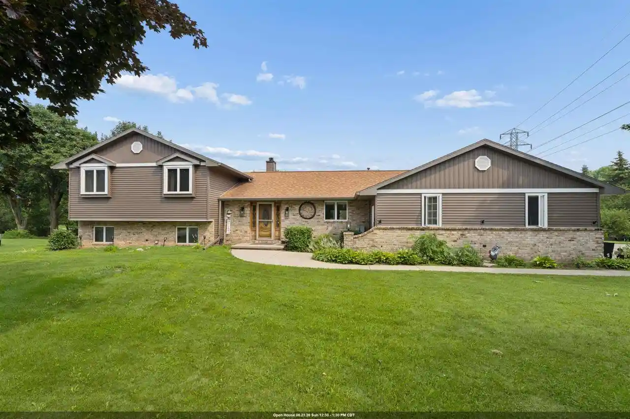 1st image of 926 Millbrook Dr Dr, Neenah, WI 54956 | MLS# 50327244