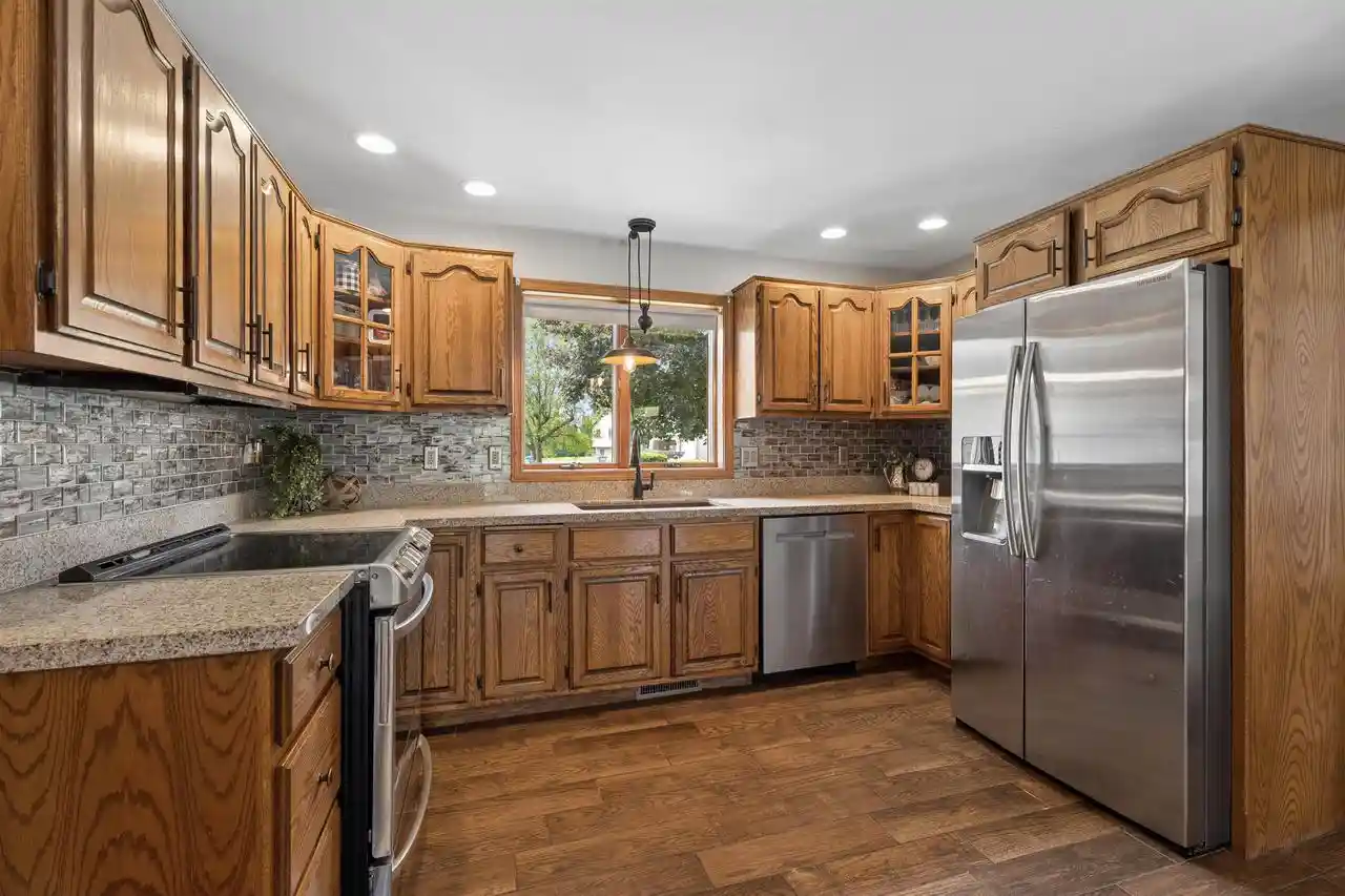 2nd image of 926 Millbrook Dr Dr, Neenah, WI 54956 | MLS# 50327244