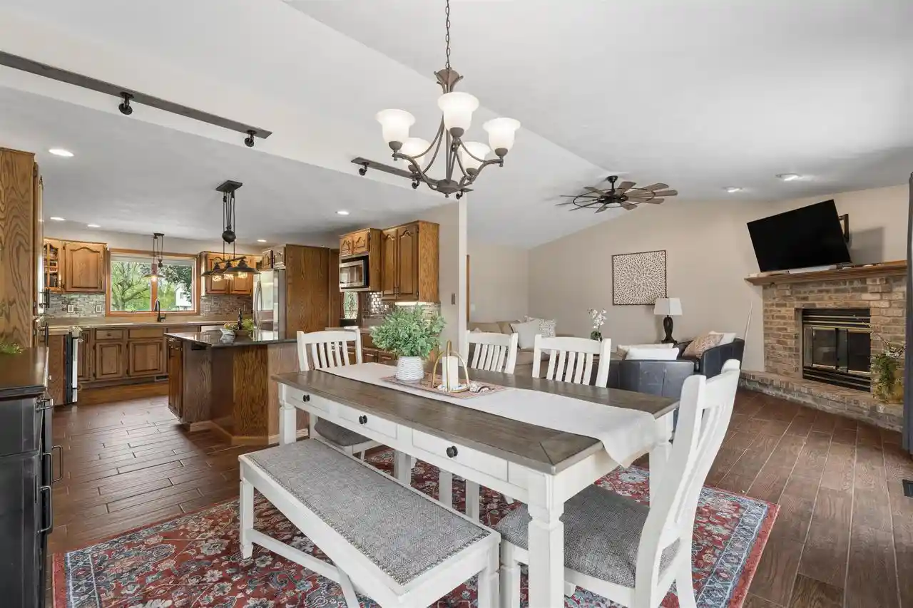 3rd image of 926 Millbrook Dr Dr, Neenah, WI 54956 | MLS# 50327244