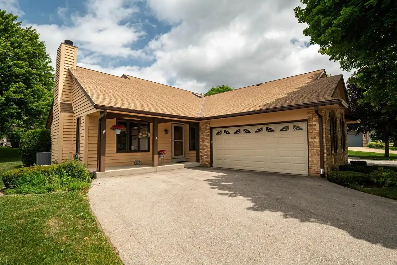 Homes for sale in Greenfield, WI | 5413 Somerset Lane S Lane S, Greenfield, WI 53221 | MLS# 1966840