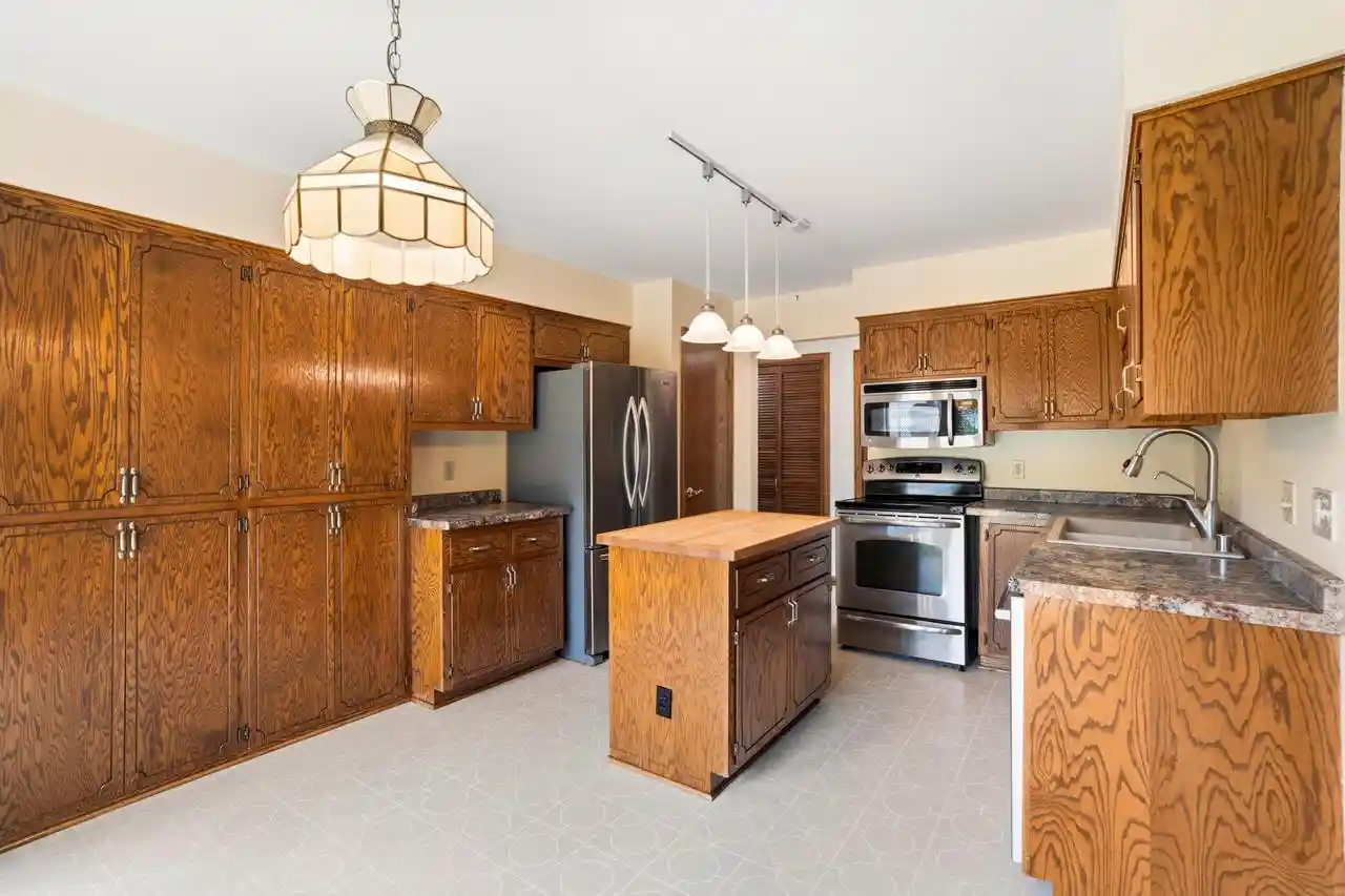 Homes for sale in Greenfield, WI | 5413 Somerset Lane S Lane S, Greenfield, WI 53221 | MLS# 1966840