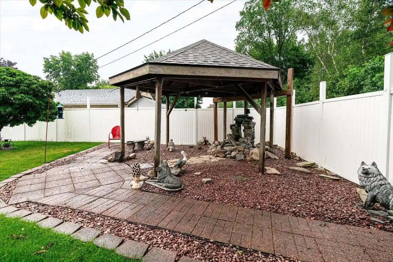 2nd image of 1003 Elm Street S Street S, La Crescent, MN 55947 | MLS# 1966863