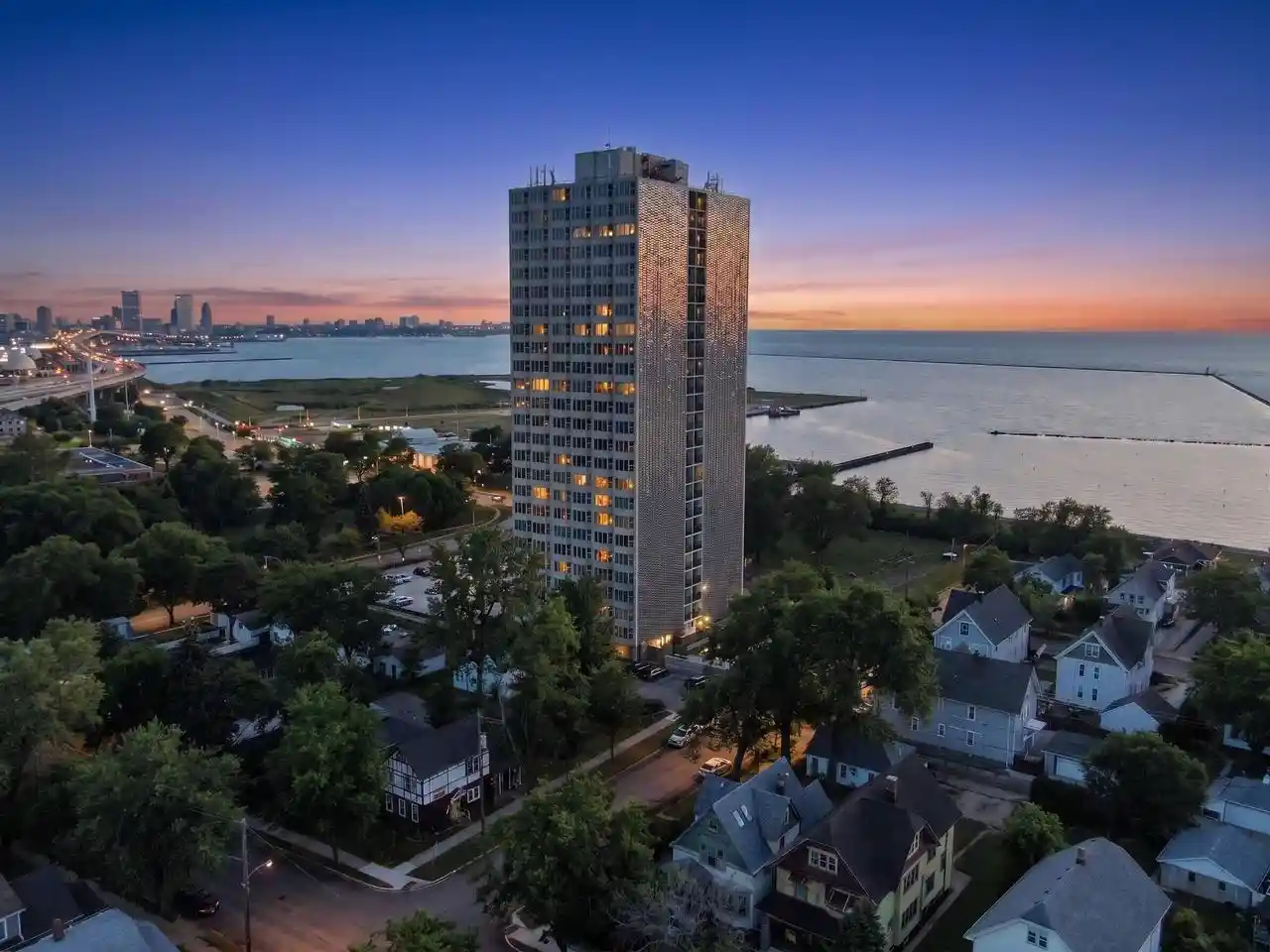Homes for sale in Milwaukee, WI | 2525 S Shore Dr Dr #15B, Milwaukee, WI 53207 | MLS# 1966866