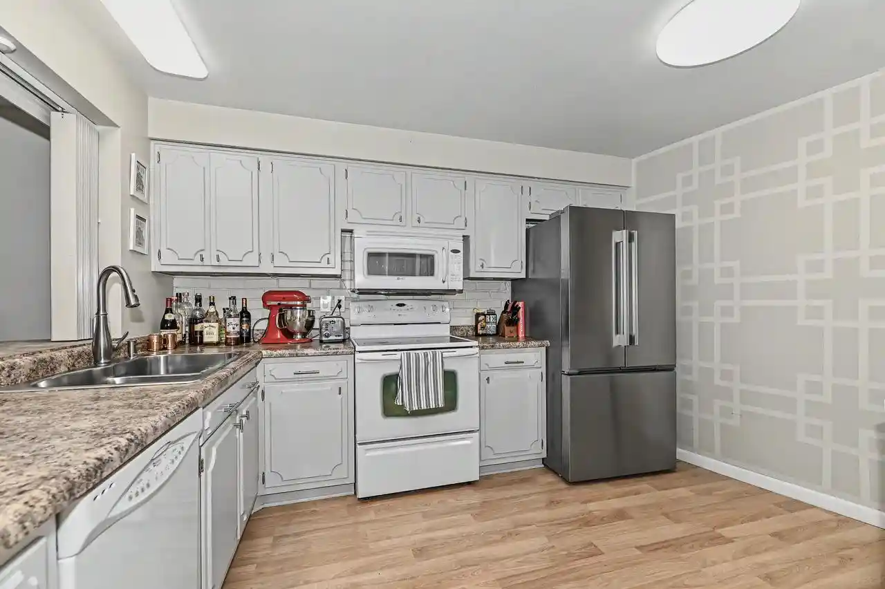 Homes for sale in Milwaukee, WI | 2525 S Shore Dr Dr #15B, Milwaukee, WI 53207 | MLS# 1966866