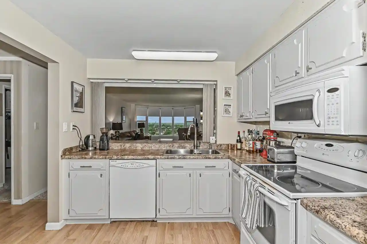 Homes for sale in Milwaukee, WI | 2525 S Shore Dr Dr #15B, Milwaukee, WI 53207 | MLS# 1966866