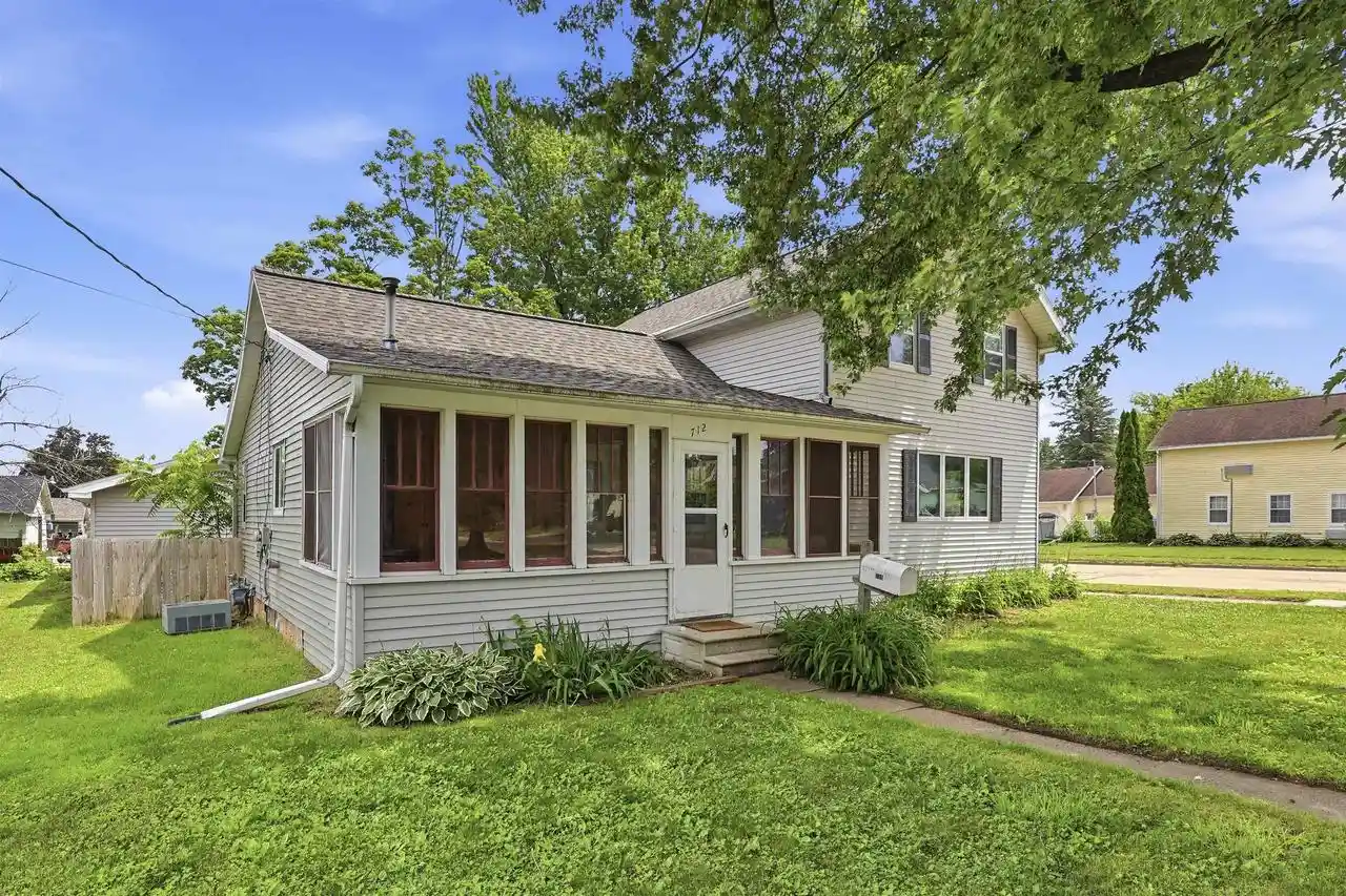Homes for sale in New London, WI | 712 Algoma Street Street, New London, WI 54961 | MLS# 50327303