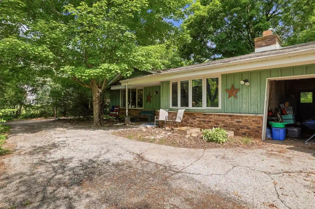 1st image of S85w30520 Stoneridge Dr Dr, Mukwonago, WI 53149 | MLS# 1966917