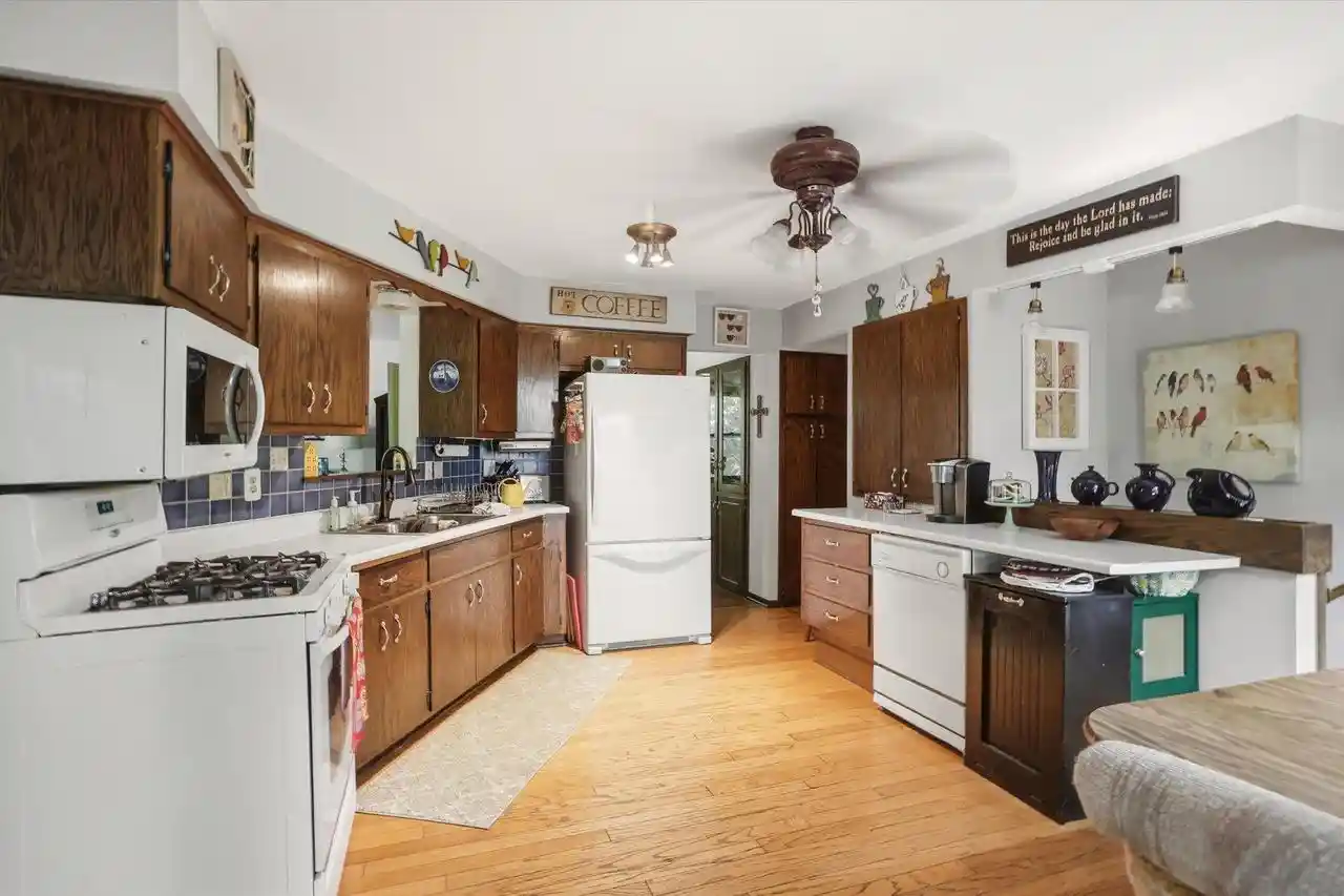 2nd image of S85w30520 Stoneridge Dr Dr, Mukwonago, WI 53149 | MLS# 1966917