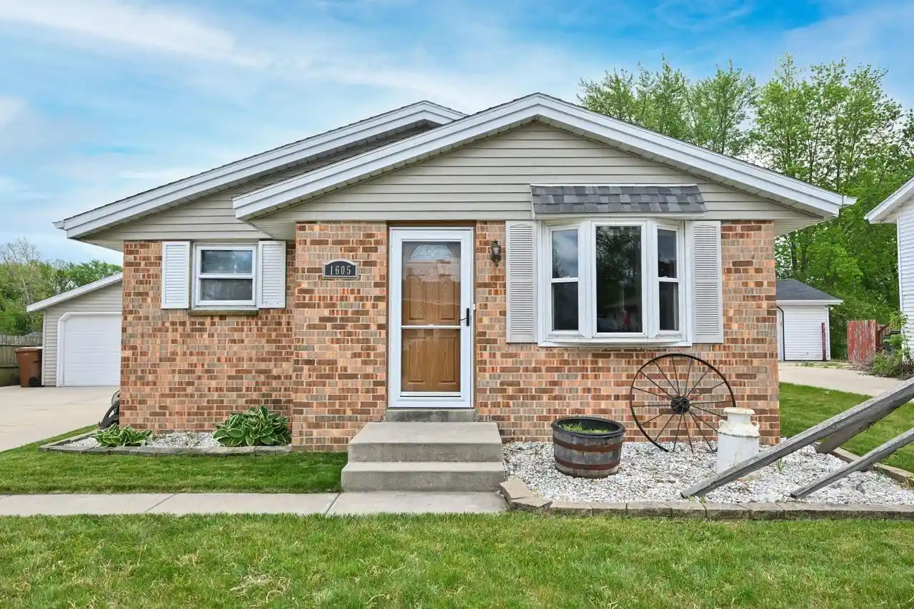 Homes for sale in South Milwaukee, WI | 1605 Williams Avenue Avenue, South Milwaukee, WI 53172 | MLS# 1967133