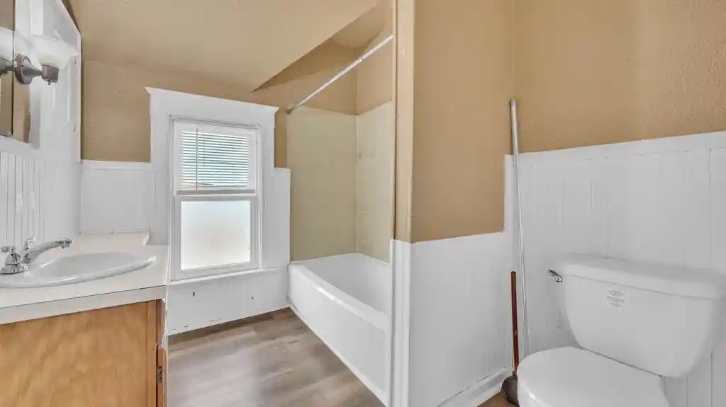 4th image of 902 S 20th St St, Manitowoc, WI 54220