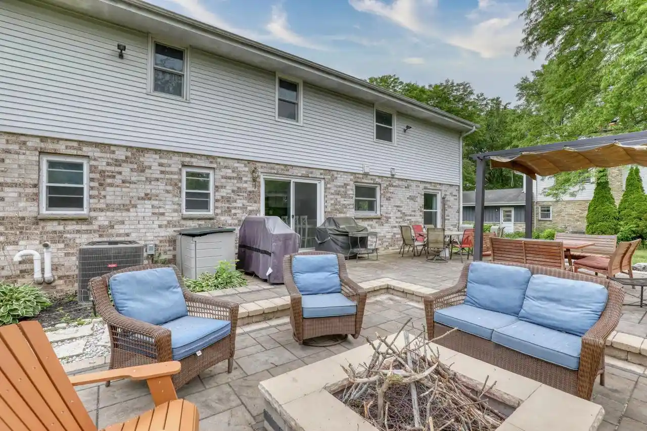 Homes for sale in Glendale, WI | 820 W Clovernook Lane Lane, Glendale, WI 53217 | MLS# 1967331
