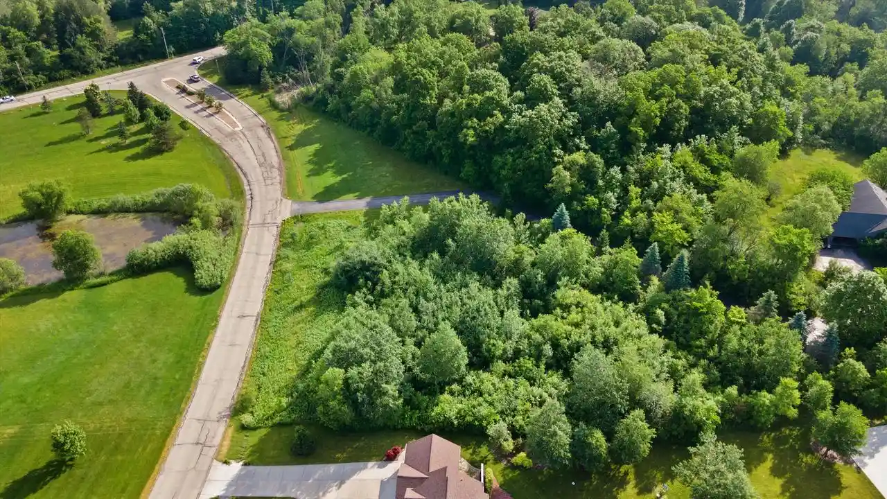 3rd image of S63W22755 Garrett Dr Dr, Waukesha, WI 53189 | MLS# 1967349