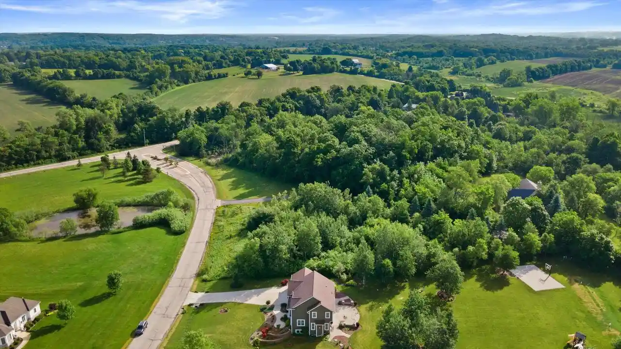 5th image of S63W22755 Garrett Dr Dr, Waukesha, WI 53189 | MLS# 1967349