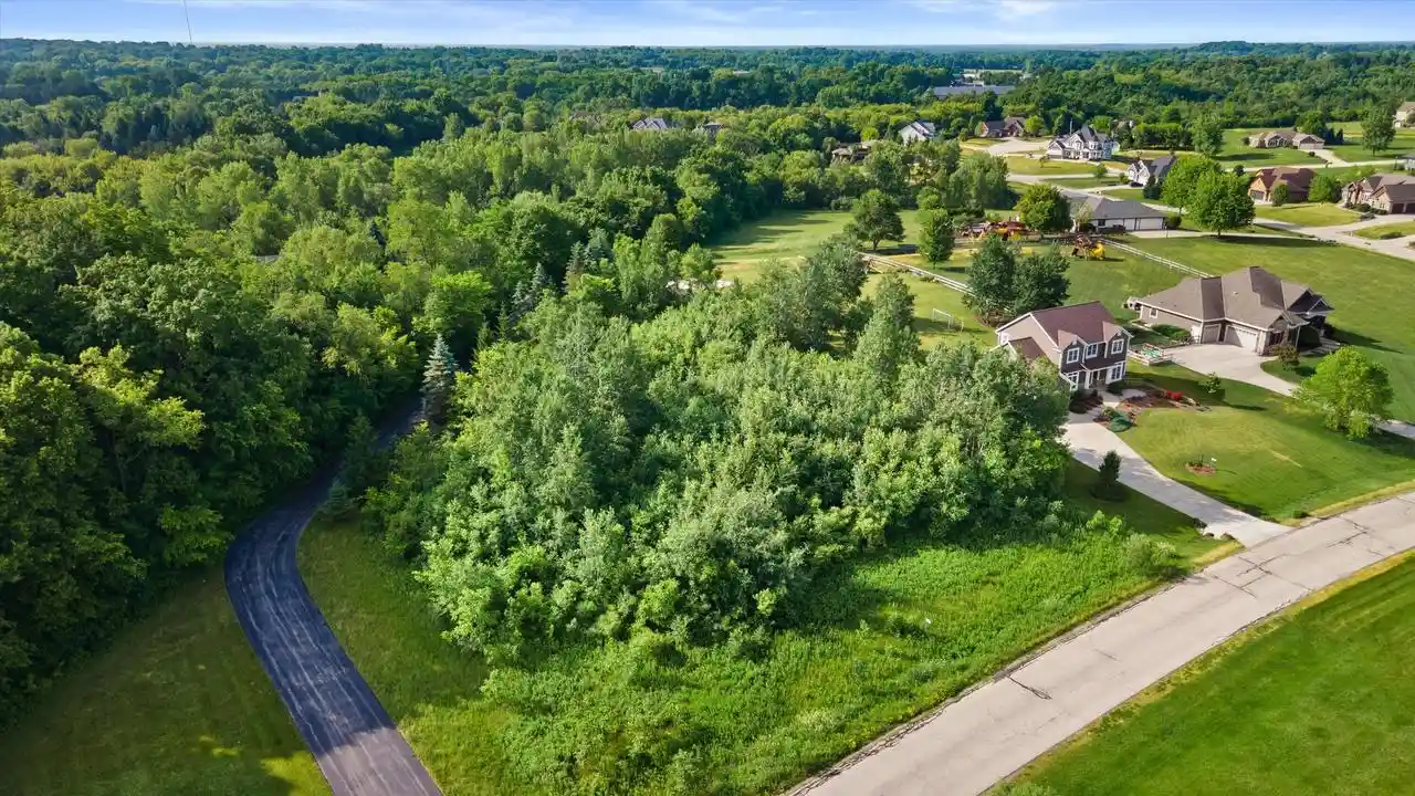 8th image of S63w22755 Garrett Dr Dr, Waukesha, WI 53189 | MLS# 1967349