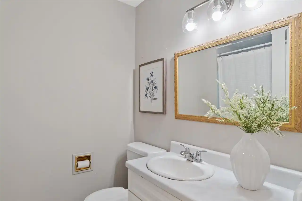 Homes for sale in Glendale, WI | 4913 N Navajo Avenue Avenue, Glendale, WI 53217 | MLS# 1967587