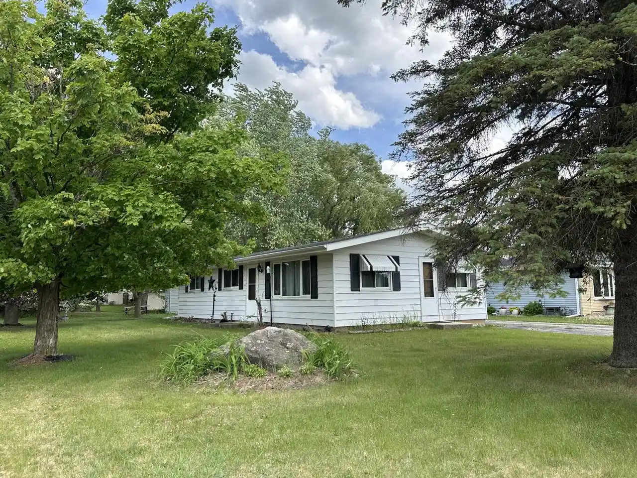 Homes for sale in Kewaskum, WI | 822 Bel Ric Dr Dr, Kewaskum, WI 53040 | MLS# 1967644