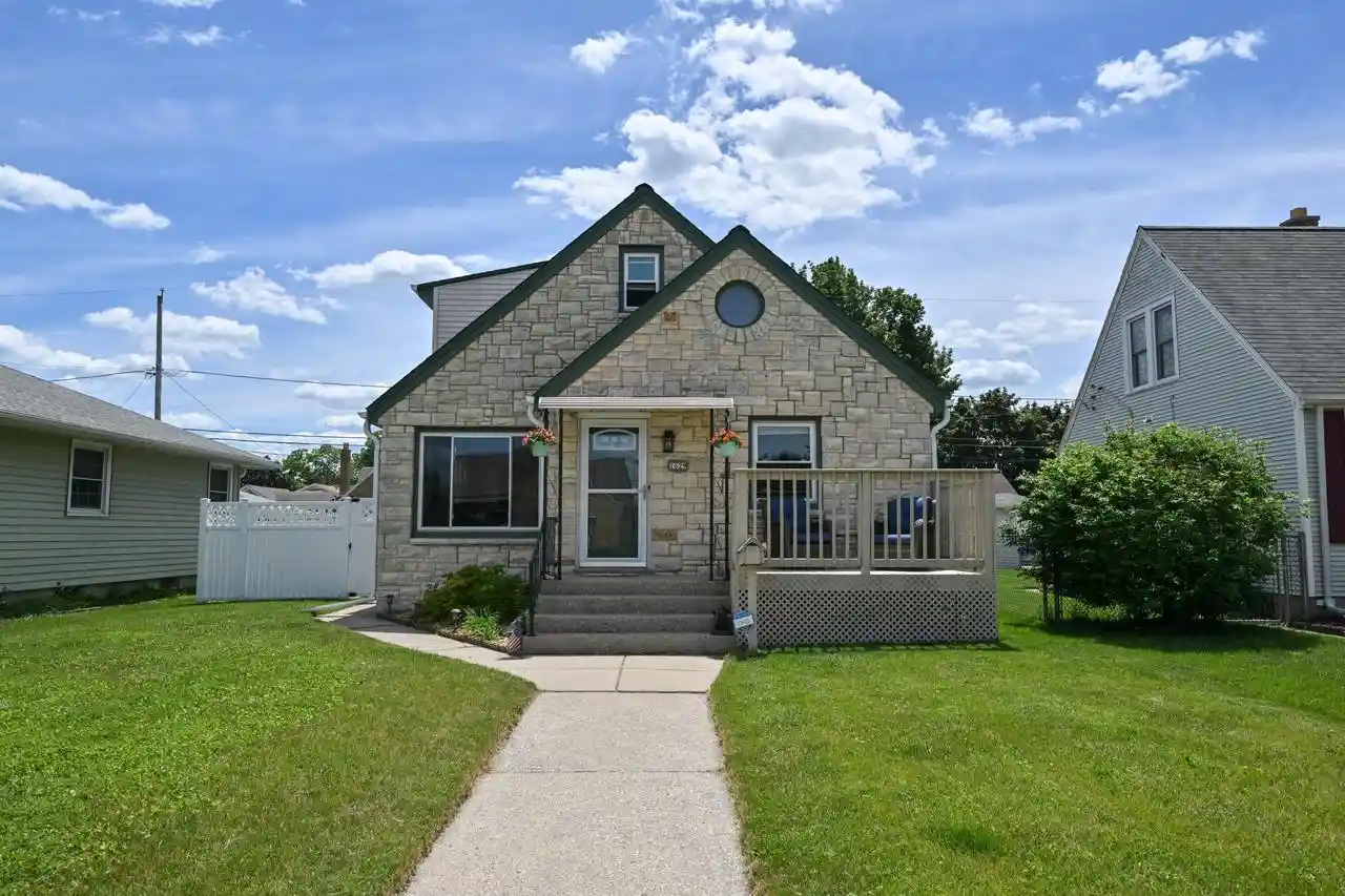 Homes for sale in South Milwaukee, WI | 1629 Minnesota Avenue Avenue, South Milwaukee, WI 53172 | MLS# 1967689