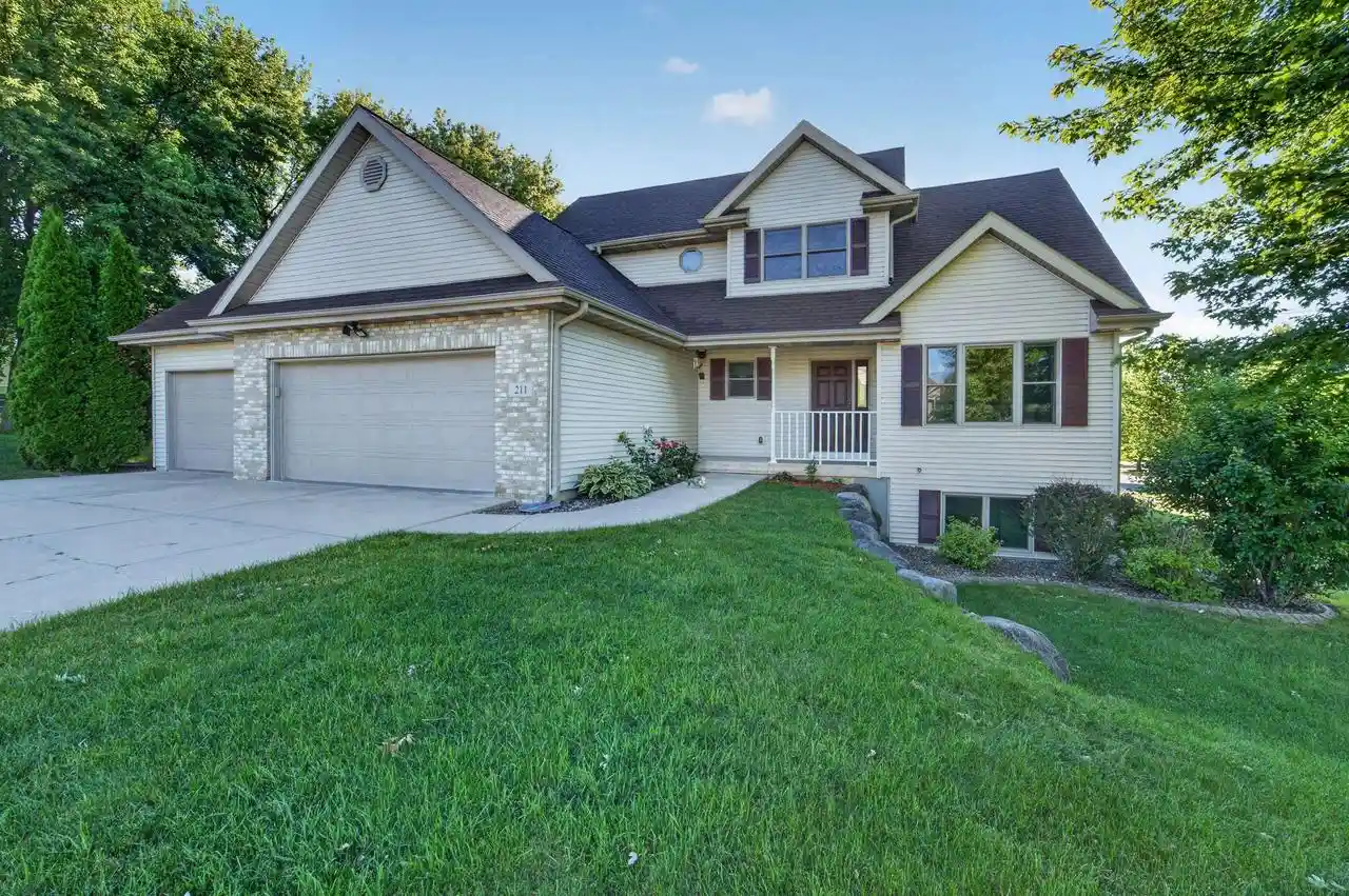 Photo 1 of Single family home for sale at 211 N Heatherstone Dr Dr, Sun Prairie, WI 53590 | MLS# 2026048 | Listing updated on 2026-08-06