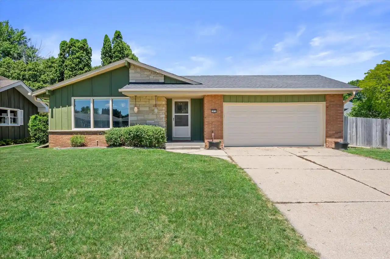 Homes for sale in South Milwaukee, WI | 1610 Hickory Street Street, South Milwaukee, WI 53172 | MLS# 1967790