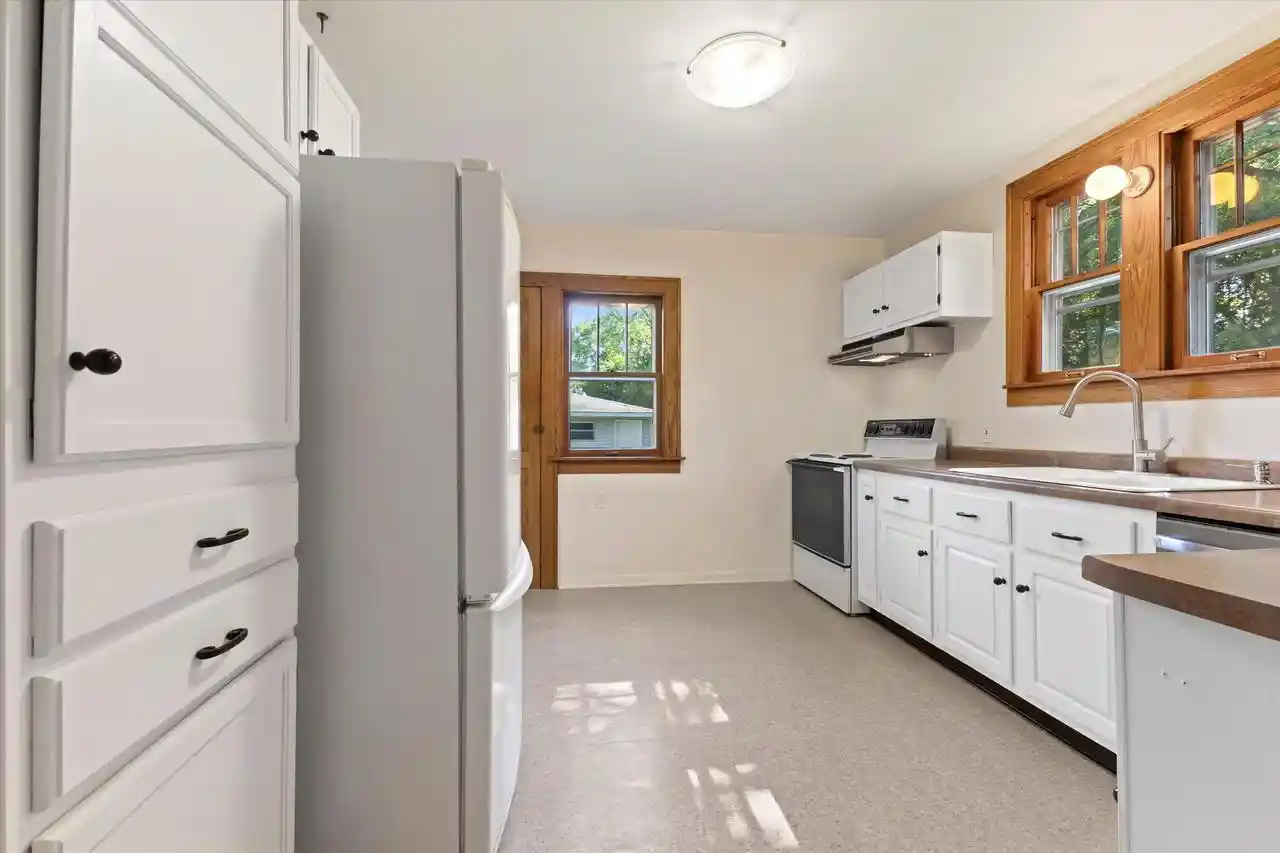 image of 18905 W Linnie Lac Pl Pl, New Berlin, WI 53146 | MLS# 1967812
