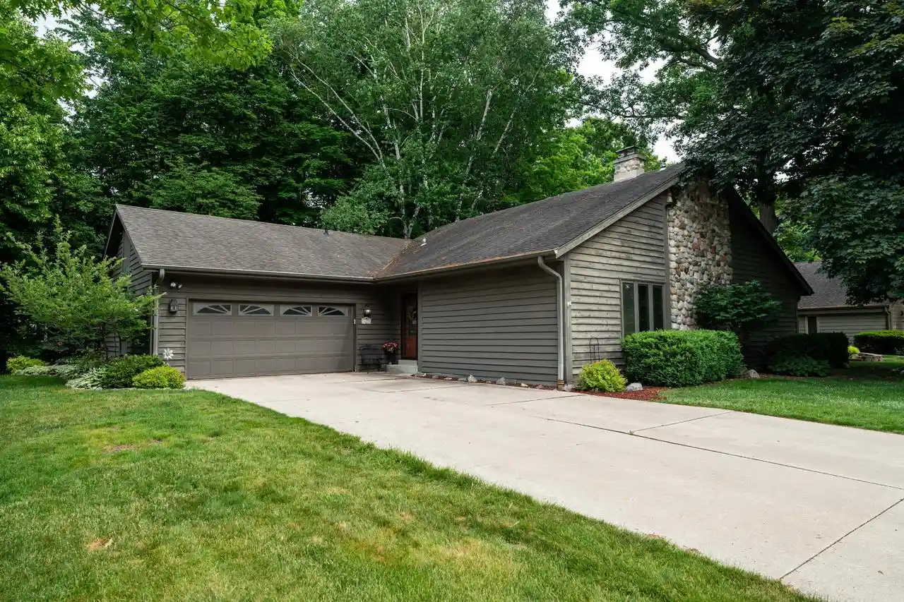 Homes for sale in New Berlin, WI | 3278 S Acredale Court Court, New Berlin, WI 53151 | MLS# 1967832