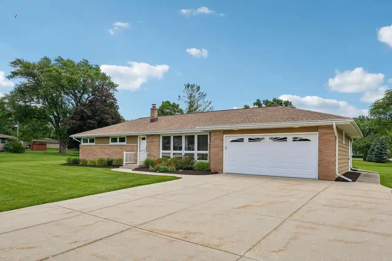 Homes for sale in New Berlin, WI | 4541 S Clearwater Pl Pl, New Berlin, WI 53151 | MLS# 1967888