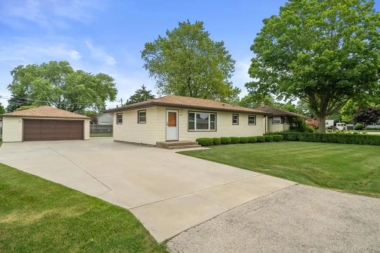 Homes for sale in Racine, WI | 2900 Shady Lane Lane, Racine, WI 53402 | MLS# 1967967