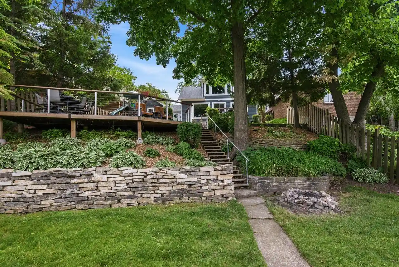 Homes for sale in Glendale, WI | 736 W Rock Pl Pl, Glendale, WI 53209 | MLS# 1968085