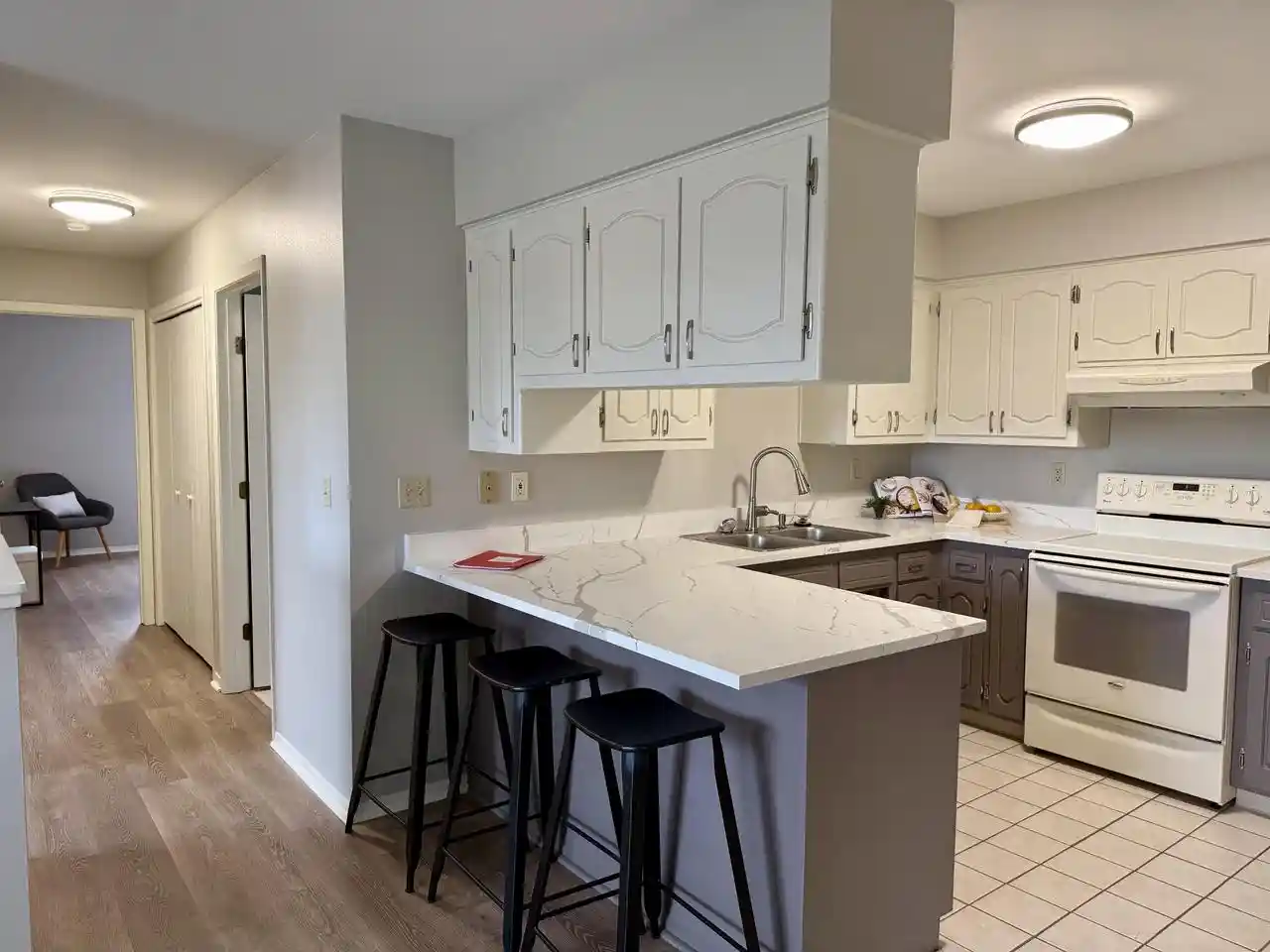2nd image of 975 Manor Dr Dr, Neenah, WI 54956